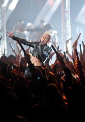 normal_158444985-singer-miley-cyrus-performs-onstage-at-vh1-gettyimages - VH1 Divas 2012 - Show