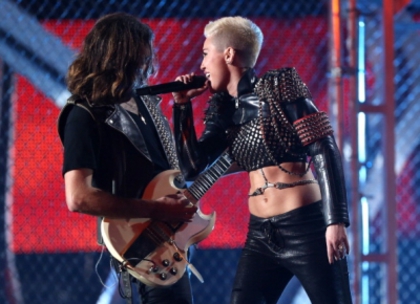 normal_158445088-singer-miley-cyrus-performs-onstage-during-gettyimages - VH1 Divas 2012 - Show