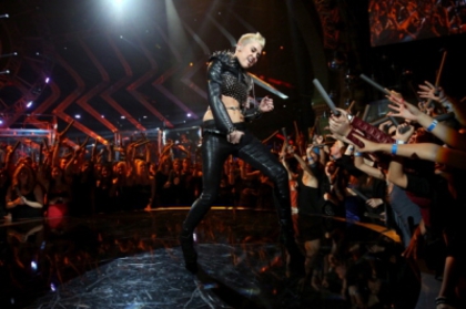normal_158445098-singer-miley-cyrus-performs-onstage-during-gettyimages - VH1 Divas 2012 - Show