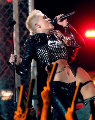 normal_158445166-singer-miley-cyrus-performs-onstage-during-gettyimages