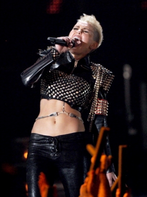 normal_158445171-singer-miley-cyrus-performs-onstage-during-gettyimages - VH1 Divas 2012 - Show