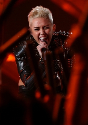 normal_158447282-singer-miley-cyrus-performs-onstage-during-gettyimages - VH1 Divas 2012 - Show