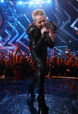 normal_158447296-singer-miley-cyrus-performs-onstage-during-gettyimages - VH1 Divas 2012 - Show