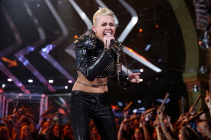 normal_158447301-singer-miley-cyrus-performs-onstage-during-gettyimages - VH1 Divas 2012 - Show