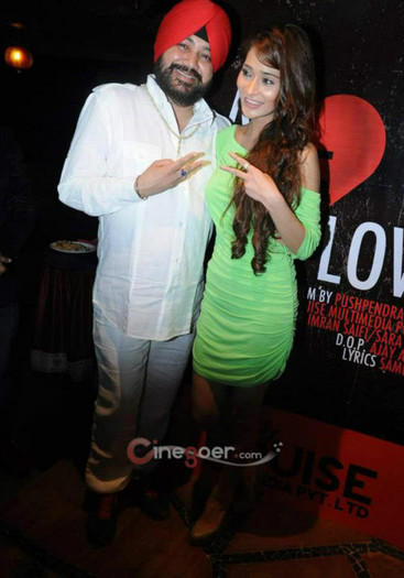 530314_390693167678816_547432692_n - SARA KHAN NEW PIC 5