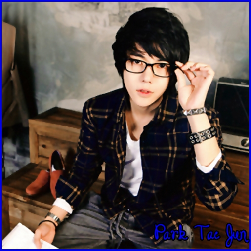 [(:] ..Ahh.. (uitandu`se la Hwa).. ce noroc pe mine..(se aseaza langa ea).. :-?