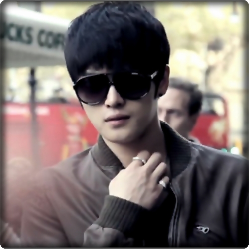 << ..Nimic.. 8-| ..Doar o cearta.. Si cum de esti acasa Yesu`le? :-? ..