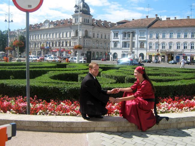 In ziua  nunti lui Mia Leahu de atunci fosta Patita; In parcul din  fata  primariei unde Mia Patita vara-mia ce-a scumpa sa cununat.Impreuna cu  sotia  meditam la viitorul ce  ne sta in fata.
