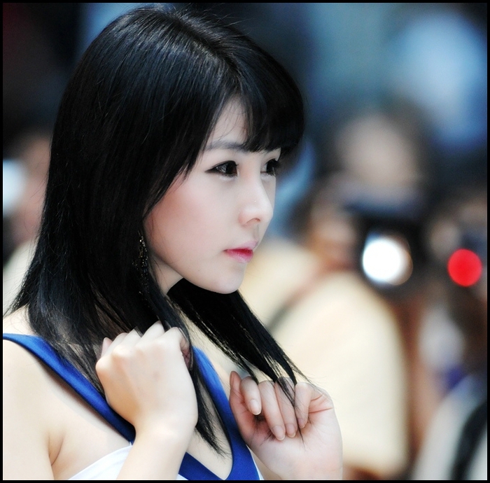 [se intoarce] Si voi ce faceti? [se pune pe canapea]