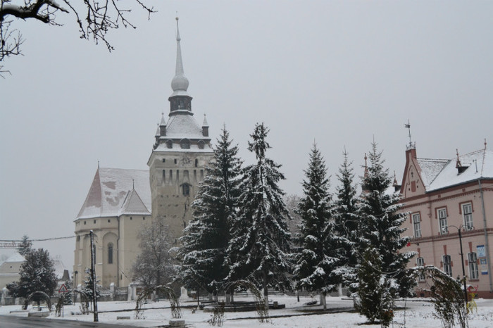 Ziua...; Biserica sasilor  si primaria ziua..
