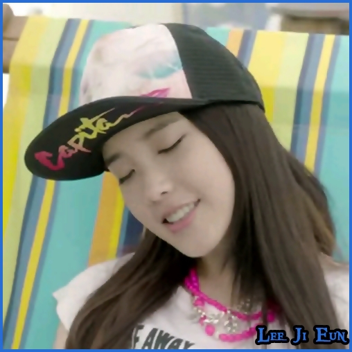☻ ..Vor veni Ji Woo..:)) |deschizand cutiile| ..Uu..Mos Craciun.. ok Cl..:)