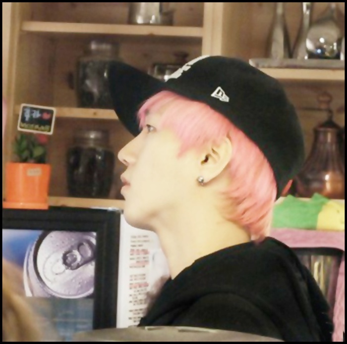 - [ intra cu niste pungi in brate ] huh..da grele sunt..ce-ai luat aici :-w..|4 Hyuna |