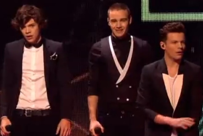 OneDirectionXFactorUKFinalePerformance - 1D kiss you  x factor SUA si UK