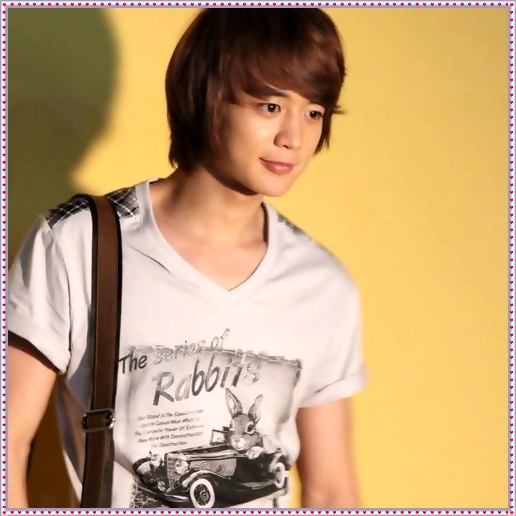 @. [intra] ..Hello.. [se tranteste pe canapea].. Hee.. :x