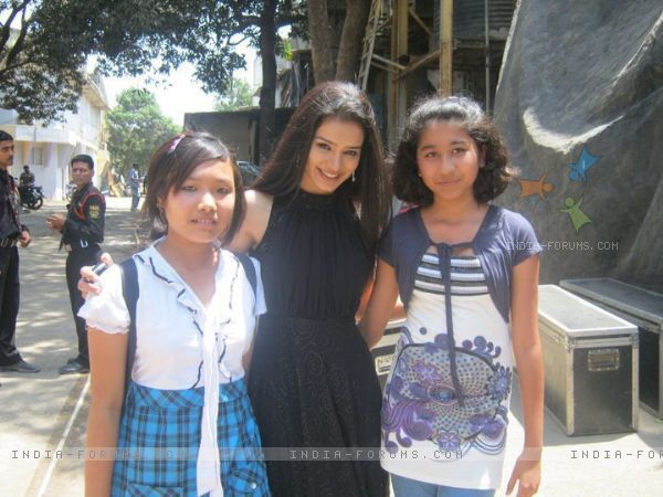 218172-sukirti-with-fans - SUKIRTI KHANDPAL 3