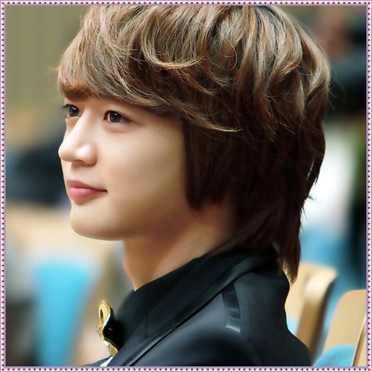 @. ..Sulli.. Min Ho.. e mult, mult prea frumos pentru tine.. el e idol.. sexy.. pe cand tu.. IUK!.. 