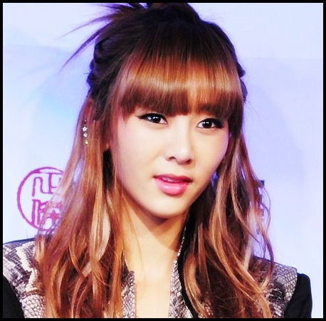 Ai o voce frumoasa...de ce o irosesti vorbind? ;;) Vrei sa se omoare ,,fanele,, pt ca nu mai poti; canta? :-j
