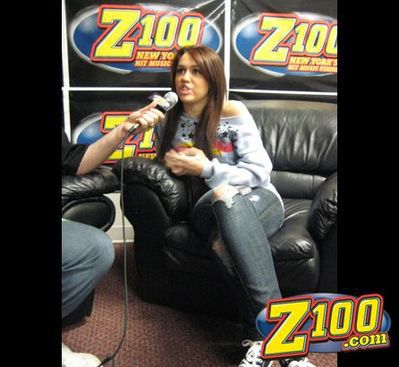 normal_13 - Talking to JJ at Z100 New York Backstage on Tour 2009