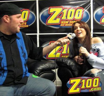 normal_20 - Talking to JJ at Z100 New York Backstage on Tour 2009