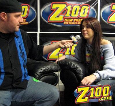normal_22 - Talking to JJ at Z100 New York Backstage on Tour 2009