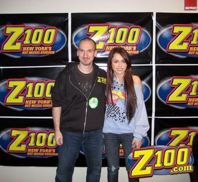 normal_26 - Talking to JJ at Z100 New York Backstage on Tour 2009