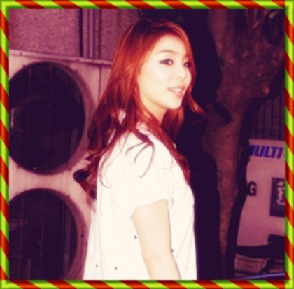 → . coboara. Hey..:) . se pune pe canapea . - Xxz Episodul-100 zxX