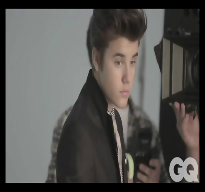 [in gand: - Ceva se intampla cu ea. Ieri nu era in pielea ei, zambea fortat, era ingandurata.]