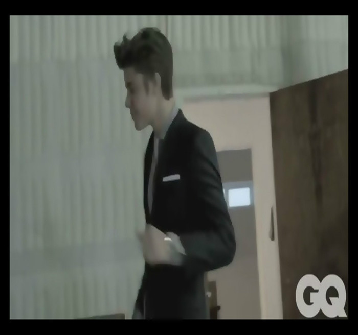 - Mda` ce prost is. Kristen pregatea micul dejun. Mi-ar trebui o bucatareasa din aia.