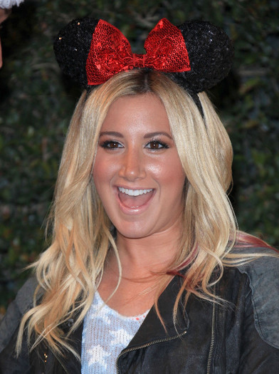 0011 - ASHLEY TISDALE LA HATTIER TEA PARTY