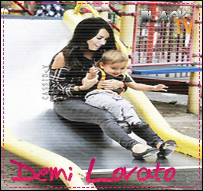 Hannah: Yeeii`!! / [Jackson chicotea semn ca era fericit]