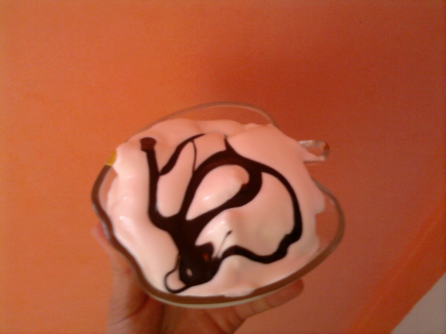 apoi adaugam inghetata, frisca si topping