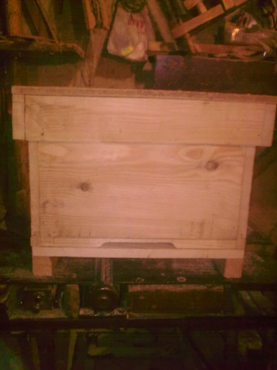 primul stup facut de mine - apicultura inceput 03 2012