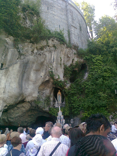 LOURDES (19); grota
