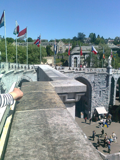 LOURDES (25); detalii vizibile de la et.I
