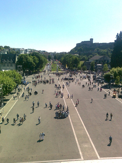 LOURDES (26); aceeasi piata
