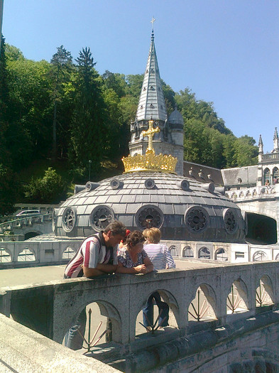 LOURDES (31); pe terasa et. I, luminatorul cu cruce aurita
