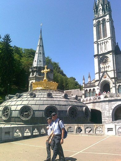 LOURDES (32); pentru biserica de la et. 2 se urca din dreapta-stanga, scarile  de piatra. Turnul din dreapta... si usa de la intrare
