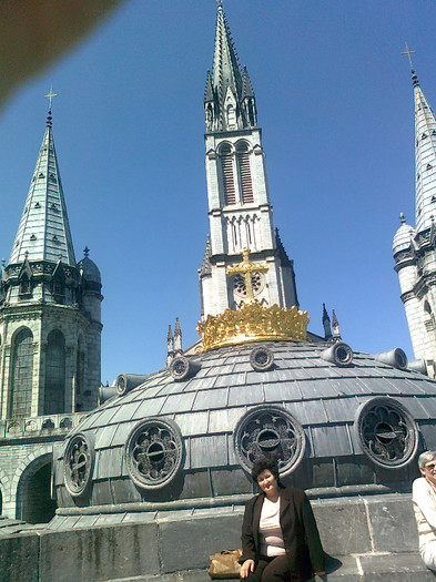 LOURDES (36); Eu, luminatorul parterului, cele doua turnuri laterale ale et. I si turnul central al celei de-a treia biserici.
