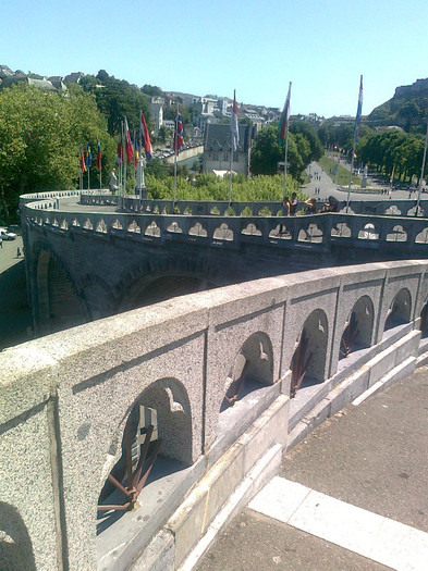 LOURDES (65); bratele "planului inclinat" sub forma cifrei 3
