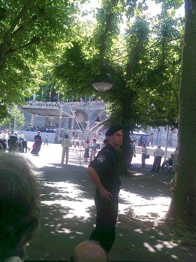LOURDES (71); stam la umbra
