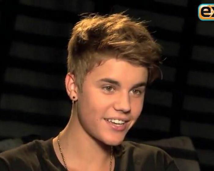 Mi-e sila de tine.Lasa fata in pace.Iesi afara si ia puti aer.