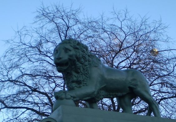 Atentie s-a trezit leul.... - SIGHISOARA despre MONUMENTUL denumit   LA   LEU