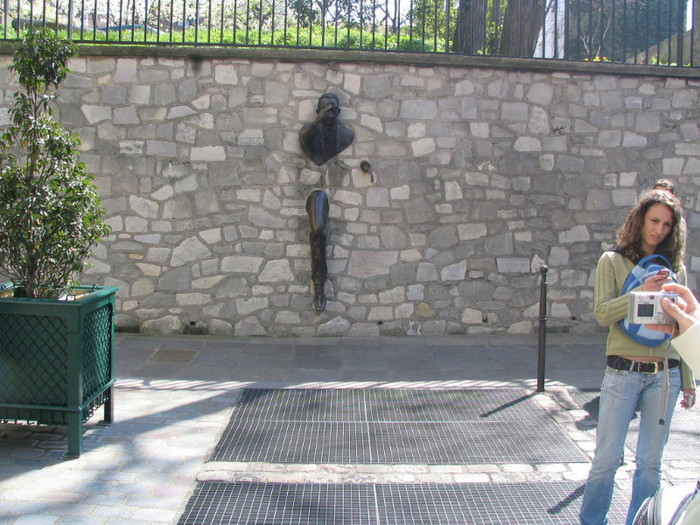 Franta Paris omul care trece prin zid -01