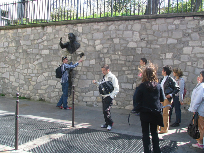 Franta Paris omul care trece prin zid -02