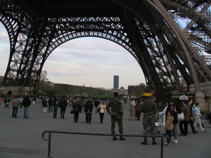 Franta Paris Turnul Eiffel -02