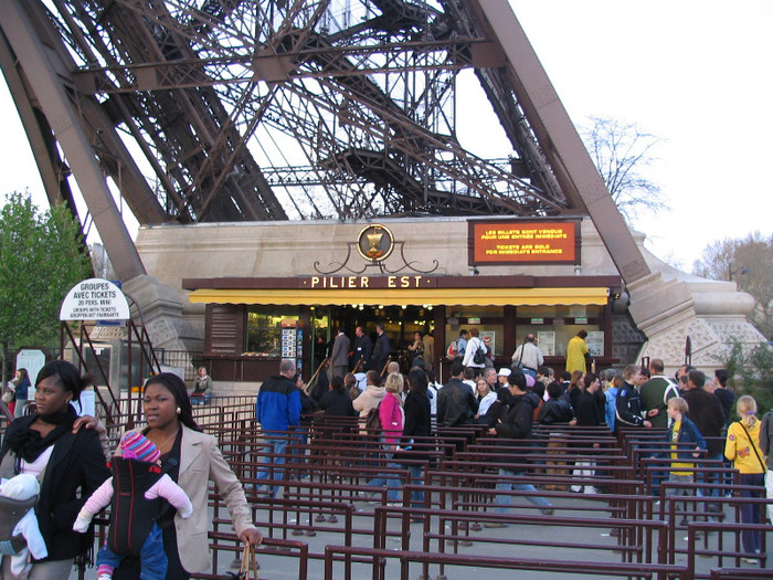 Franta Paris Turnul Eiffel -19
