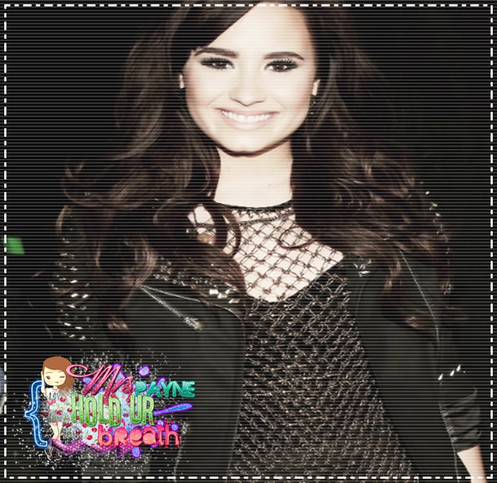 ∞ ♥ 　.; # îi bagă mâna sub tricou - mângâindu-l ;