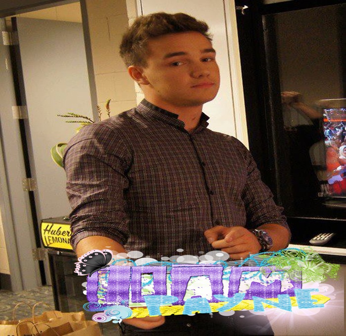 ☇ ∞ . # îşi plimbă mâna de-alungul corpului ei ; ridicându-i puţin tricoul .