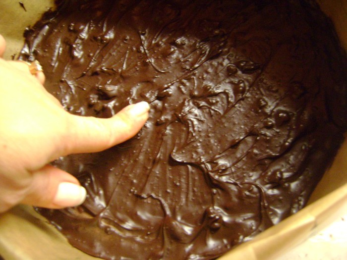 ciocolata este tare pe fundul tavii - B TORT DE COCOLATA TRUFE CU VISINE DIN VISINATA