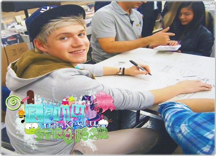 __. Asdfghjkl..cât de drăguț ;x * o ia de mână ;33 *